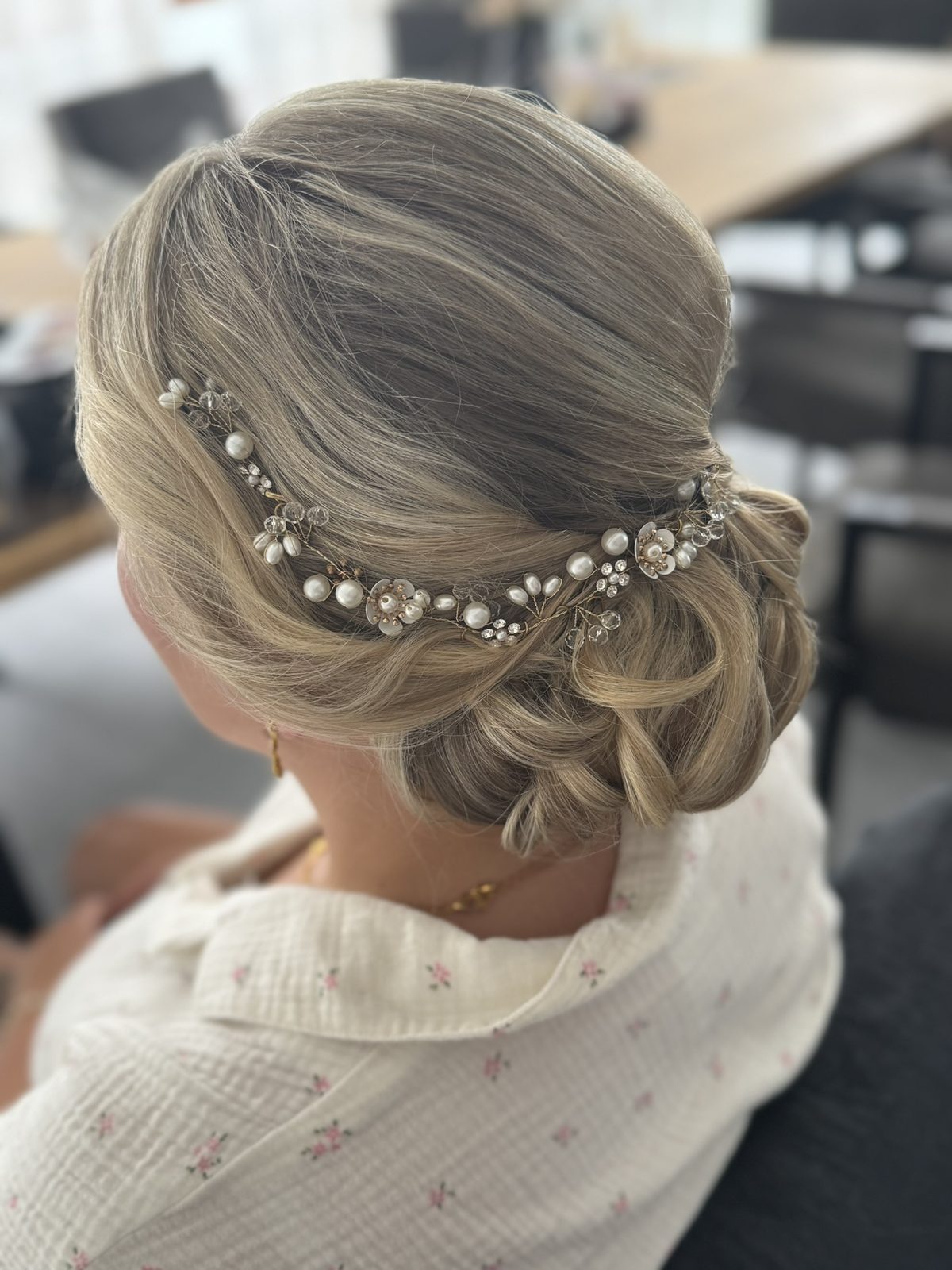 Blonder Dutt mit Perlen