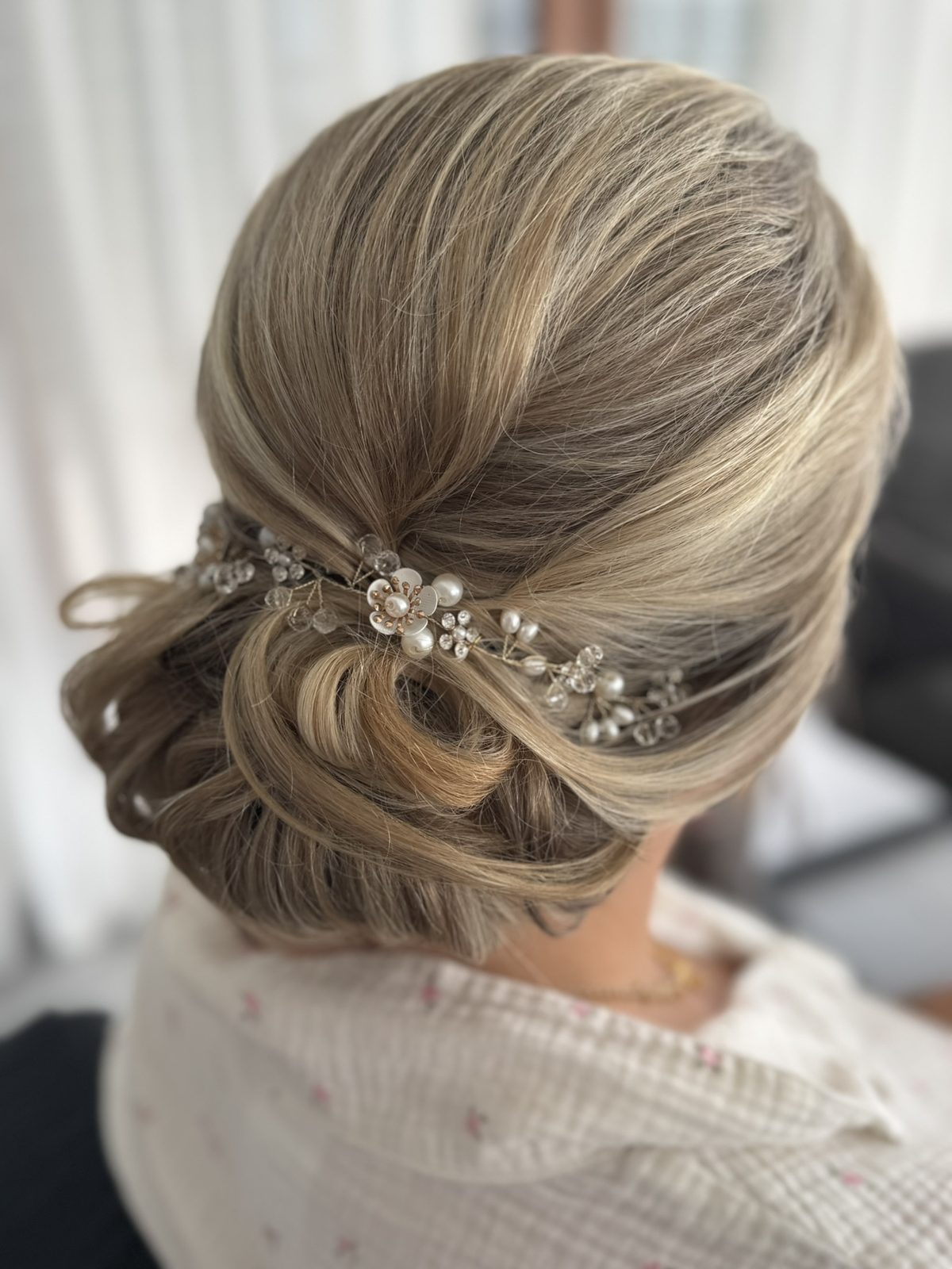 Blonde Hochsteckfrisur mit Perlenrebe
