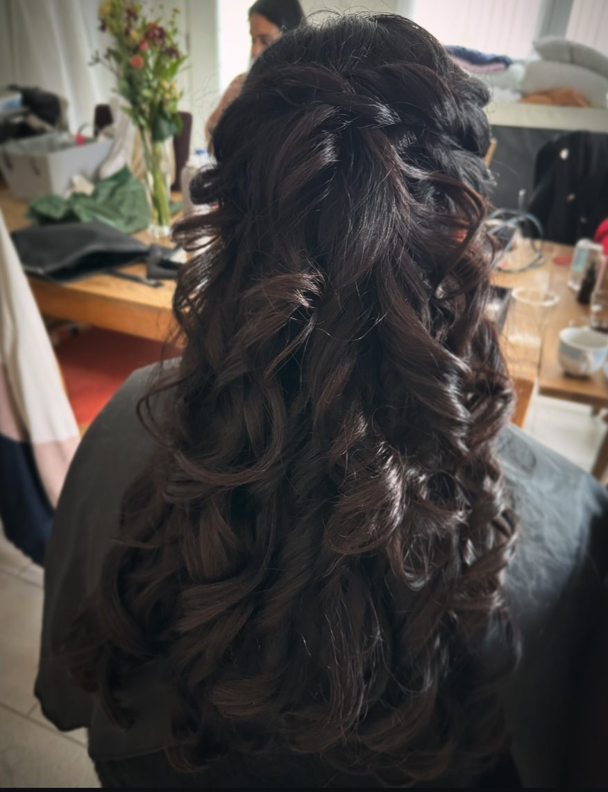 Dunkle voluminöse Locken