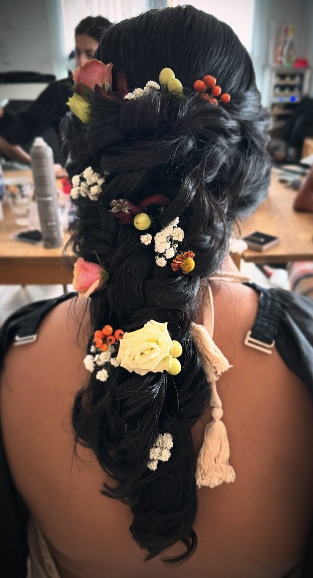 Dunkle Flechte mit frischen Blumen