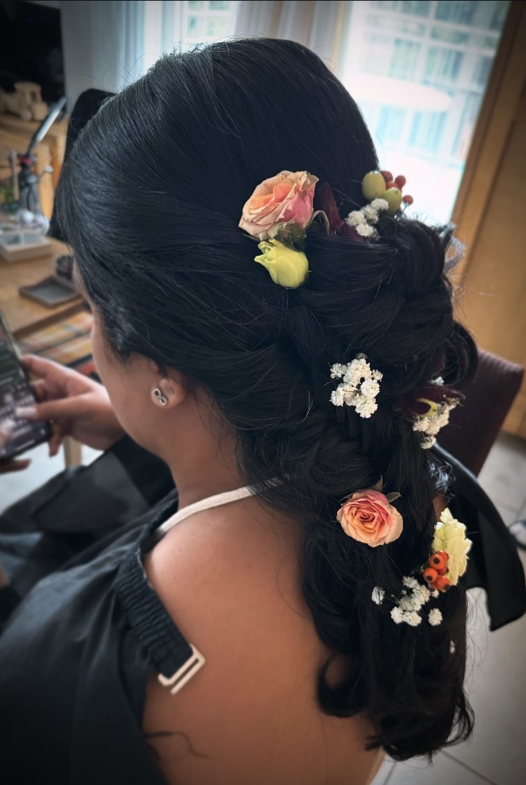 Halboffene Frisur mit Blumen