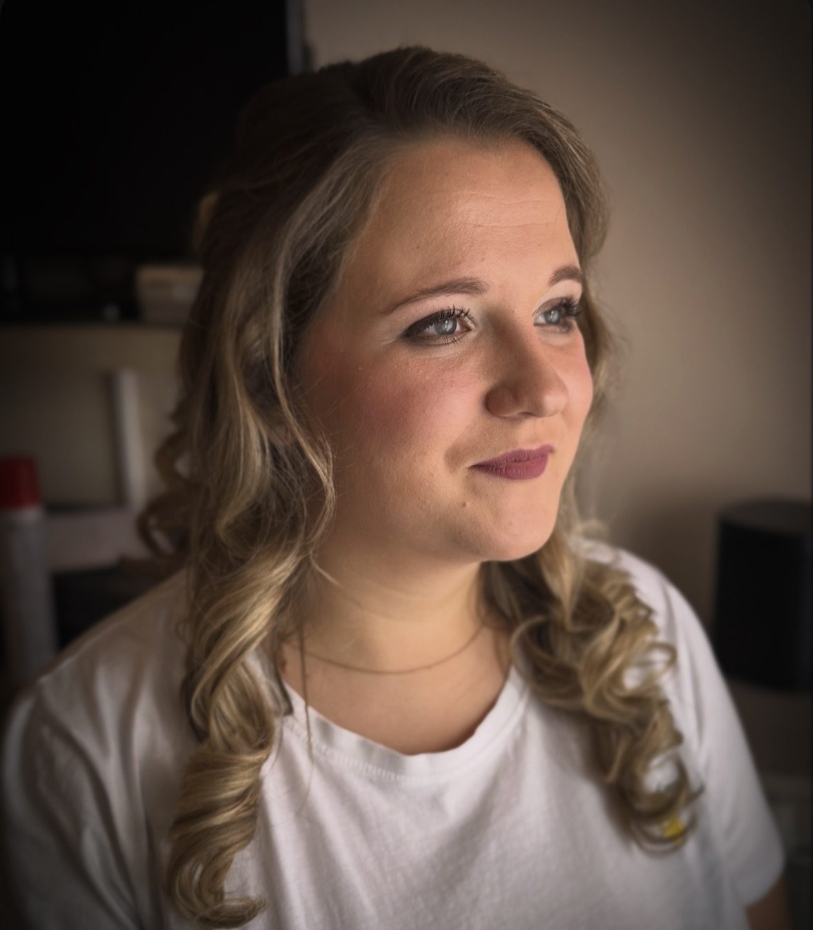 Braut-Make-up mit blonden Locken