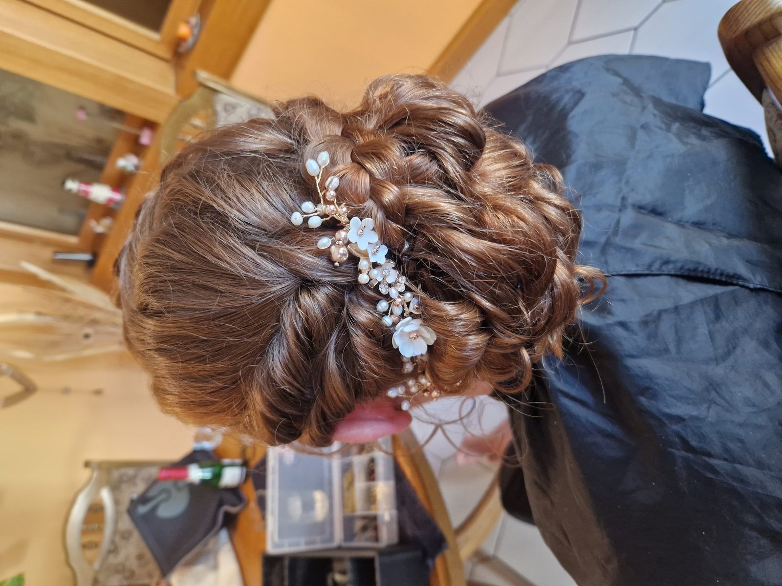 Gesteckte Frisur mit Blumen