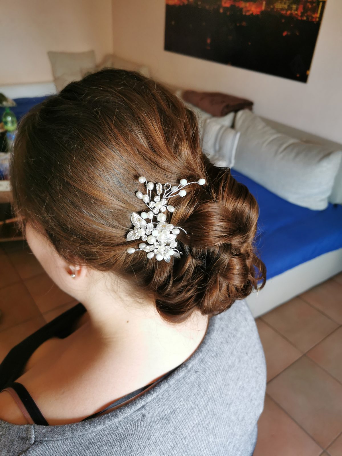 Tiefer Dutt mit Perlenkamm